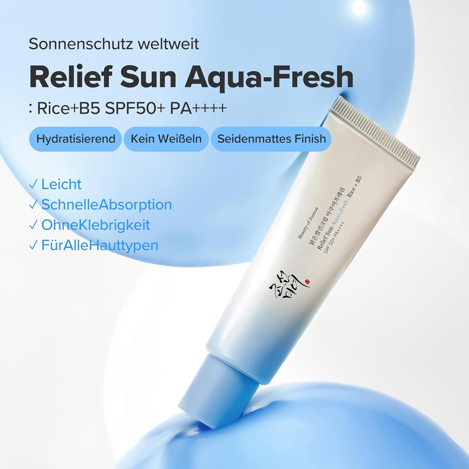 Tube de crème solaire. Design blanc et bleu. Texte: Relief Sun Aqua-Fresh, Rice+B5 SPF50+ PA++++. Bulles bleues en arrière-plan.