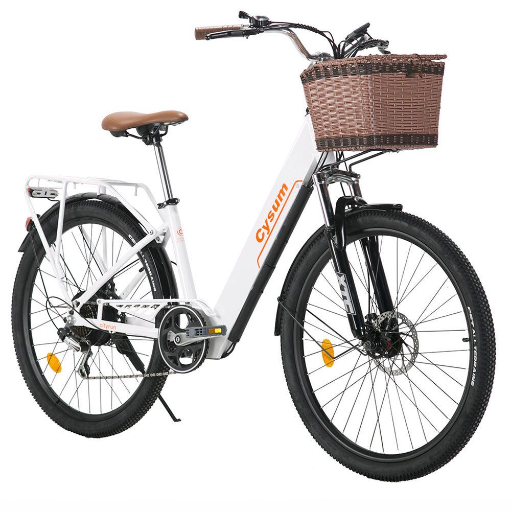 Witte elektrische fiets met bruin zadel en mand. Zwarte banden, bagagedrager en spatborden. Cysum-logo.