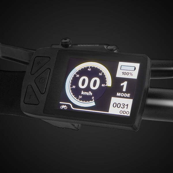 Fietscomputer met display. Toont snelheid, modus, batterij en kilometerstand. Zwarte behuizing met knoppen.