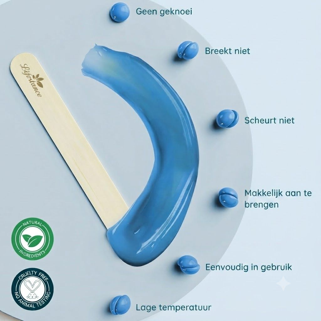 Blauwe wax op een houten spatel met kleine blauwe waxbolletjes en zegels voor natuurlijke ingrediënten en dierproefvrij.