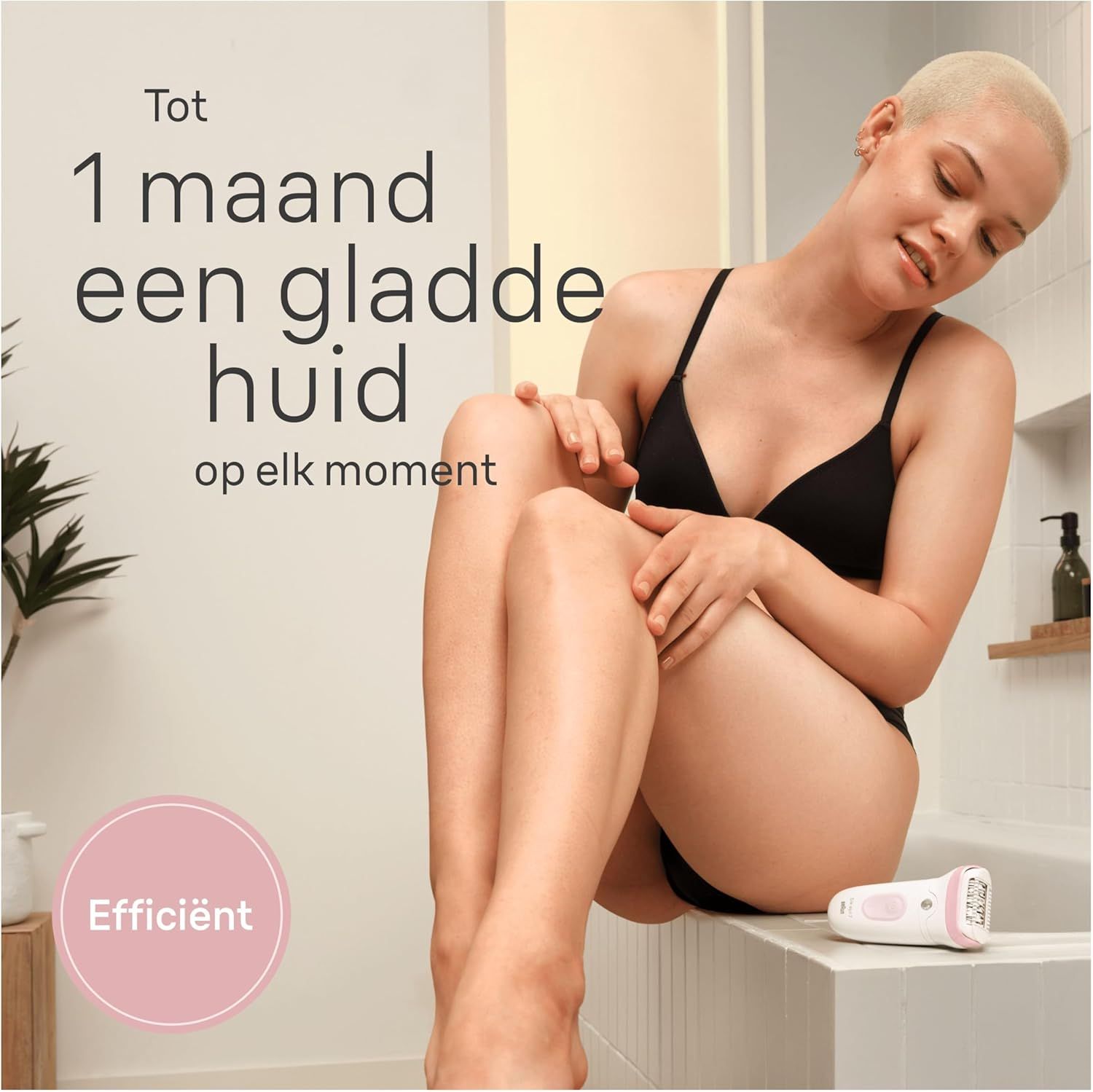 Vrouw zit in badkamer met geëpileerd been. "Tot 1 maand gladde huid".