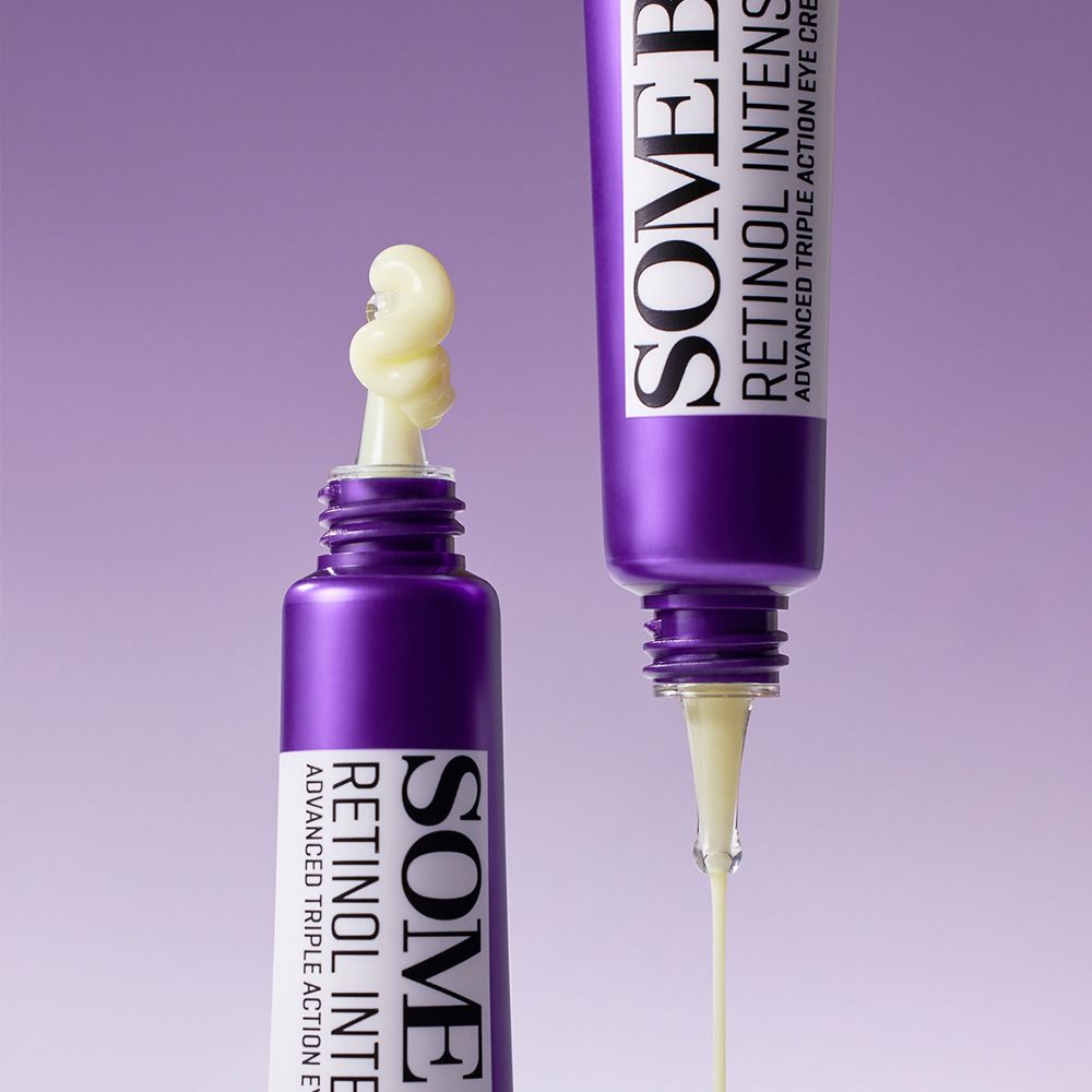 Tube de crème contour des yeux SOMEBYMI Retinol Intense avec produit sortant et un autre tube.