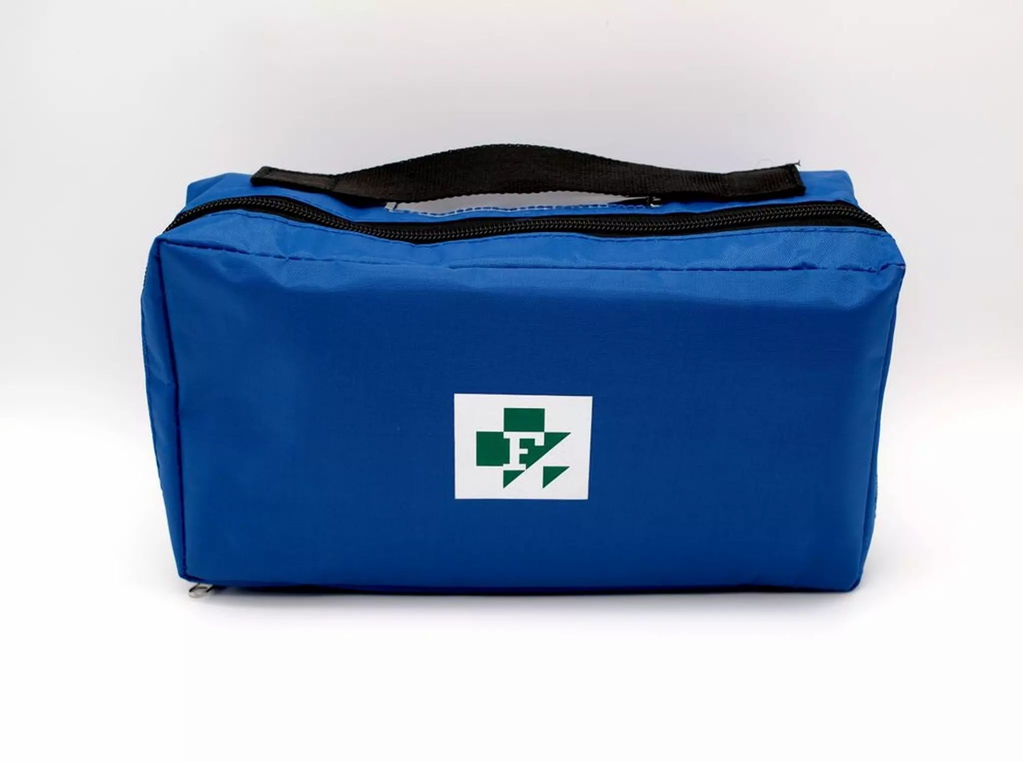 Sac bleu avec fermeture éclair et poignée. Logo blanc avec symbole vert. Forme rectangulaire.