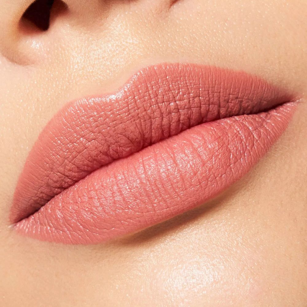 Close-up van lippen die zijn opgemaakt met een roze lippenstift.