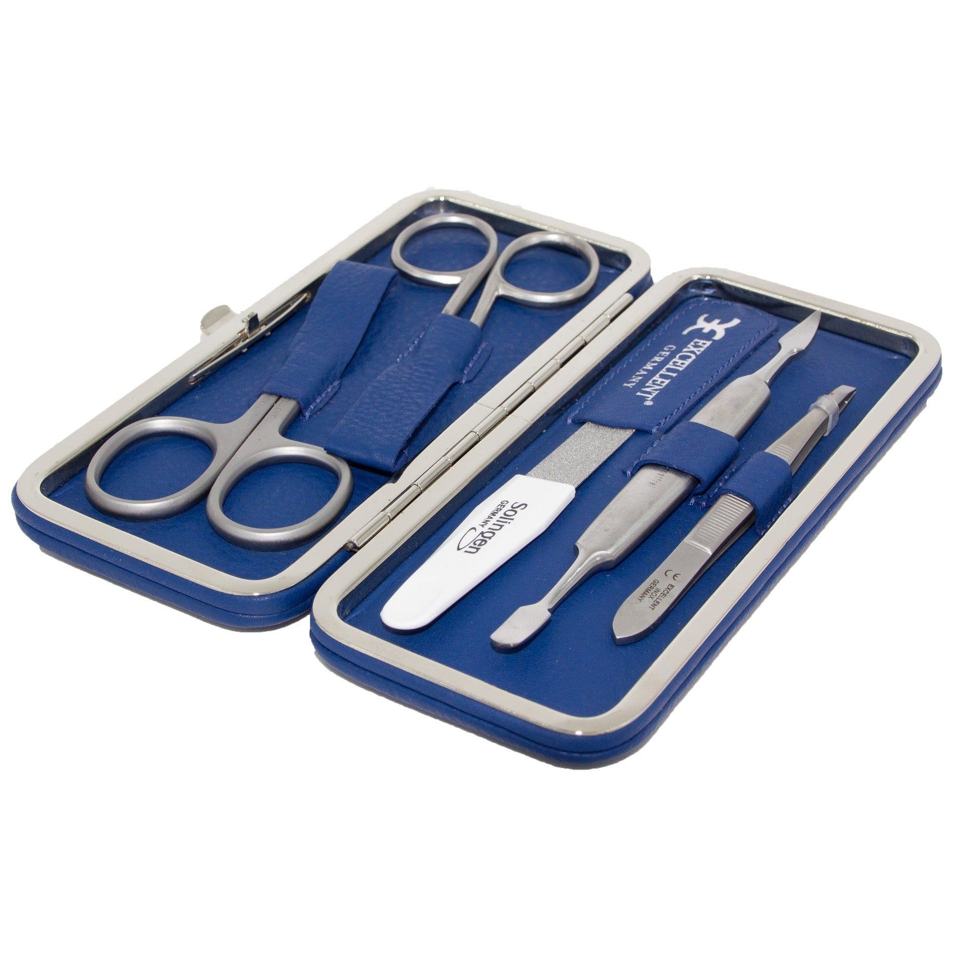 Étui de manucure bleu en similicuir, ouvert. Contient ciseaux, lime et autres outils. Marque : EXCELLENT GERMANY. Vue en biais.