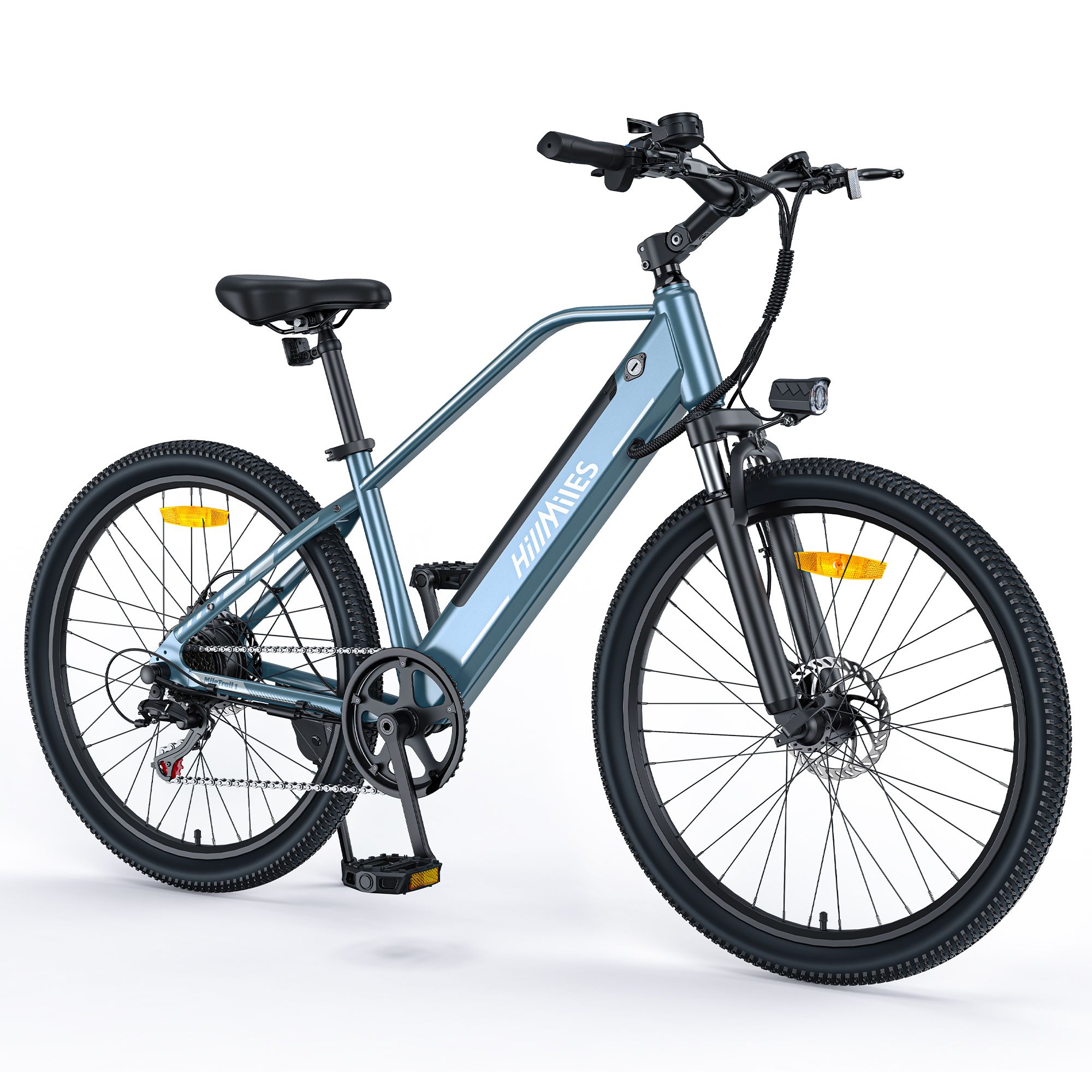 Blauwe e-bike met zwarte banden. Merk HillMiles. Koplamp, zadel, pedalen en stuur zichtbaar. Gele reflectoren op de wielen.