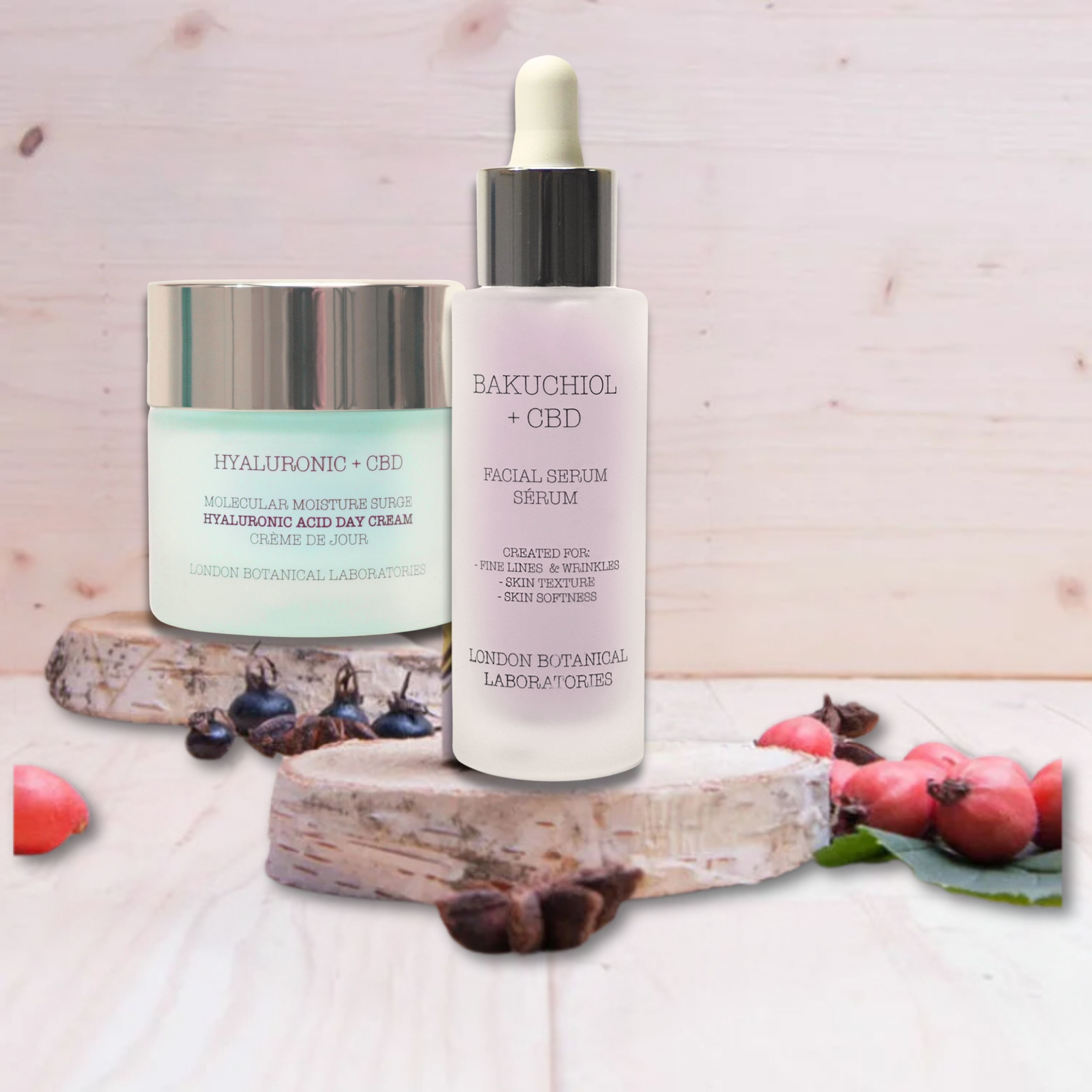 Crème- en serumfles op stukken hout. Opschriften: Hyaluronic + CBD, Bakuchiol + CBD. London Botanical Laboratories.