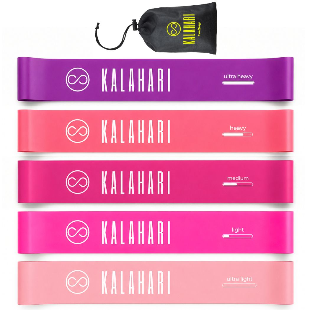 Cinq bandes de fitness KALAHARI de différentes couleurs et résistances, avec un sac de transport noir.