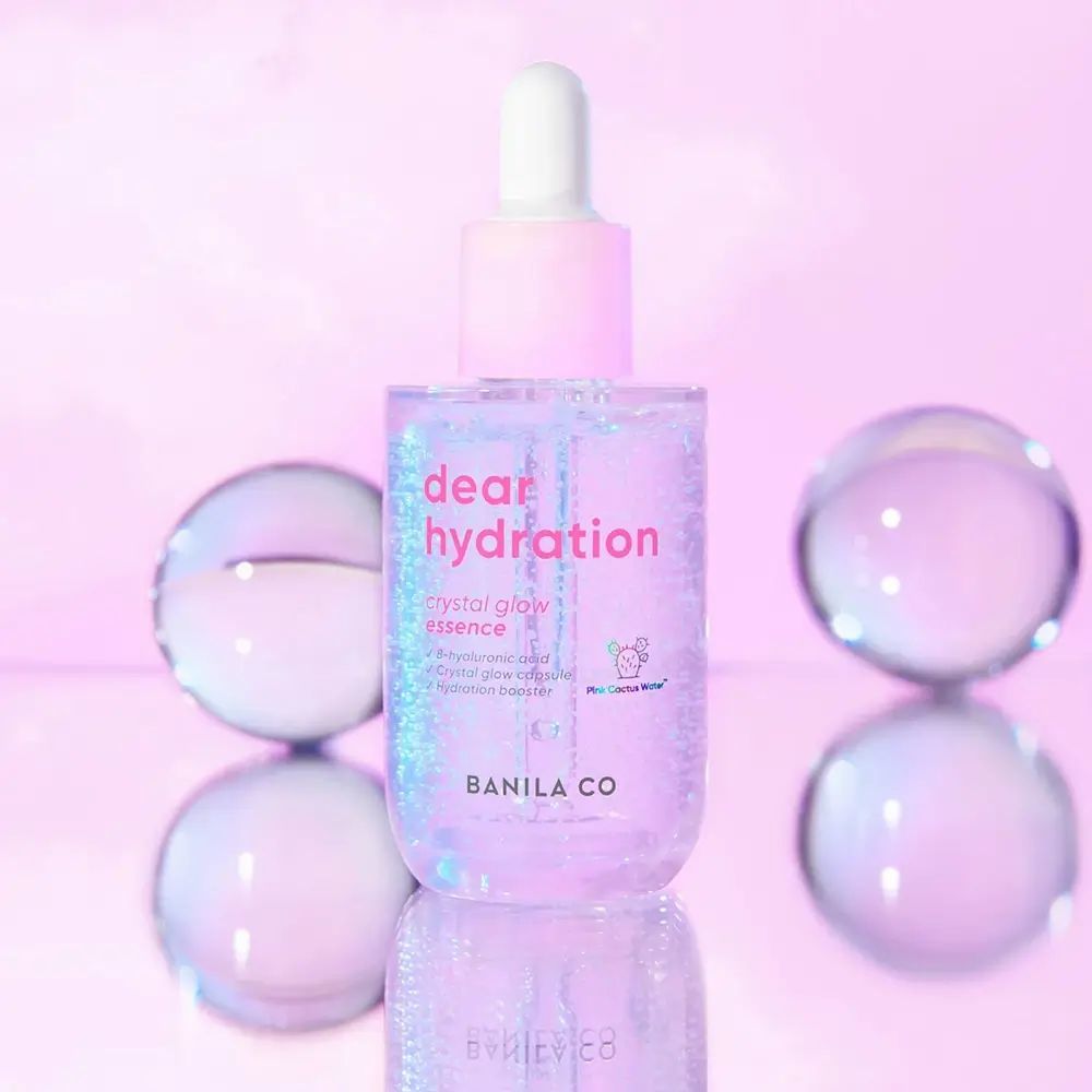 BANILA CO Dear Hydration Crystal Glow Essence. Roze flesje met witte dop en pipet. Glazen bollen.
