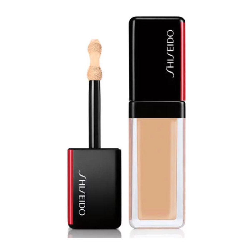 Beige concealer in rechthoekige fles met zwarte dop. Applicator met spons tip. Shiseido logo.