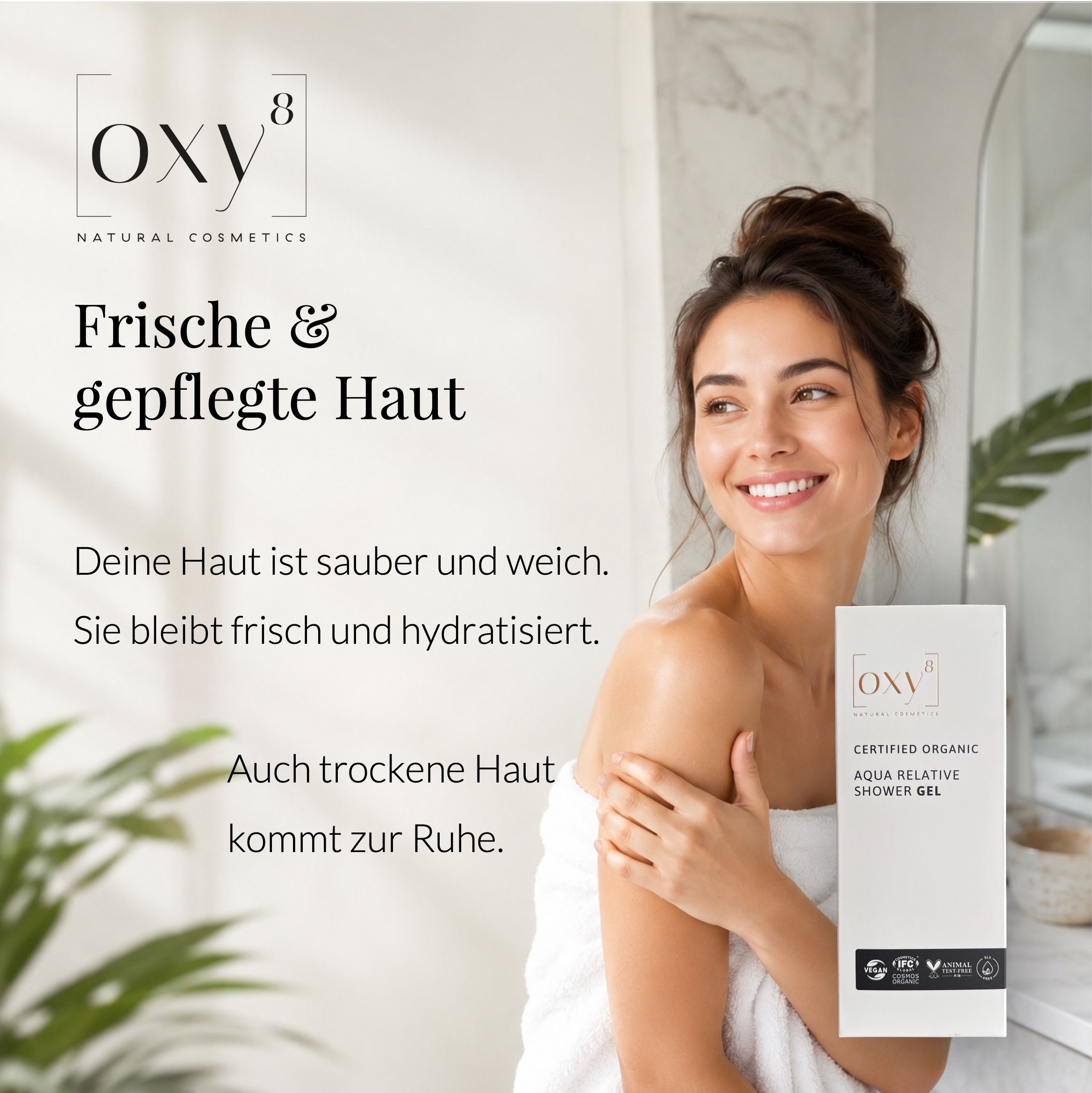 Vrouw in handdoek, lachend. Tekst over frisse huid.