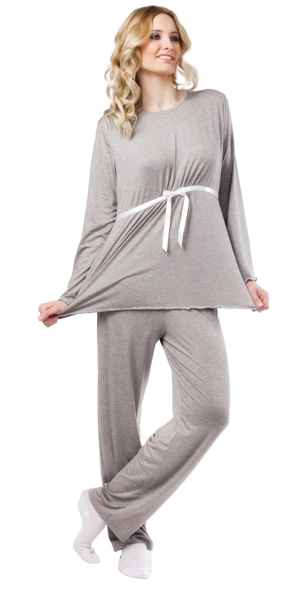 Grijze zwangerschapspyjama met top met lange mouwen en broek. Top met wit lint onder de borst geknoopt.