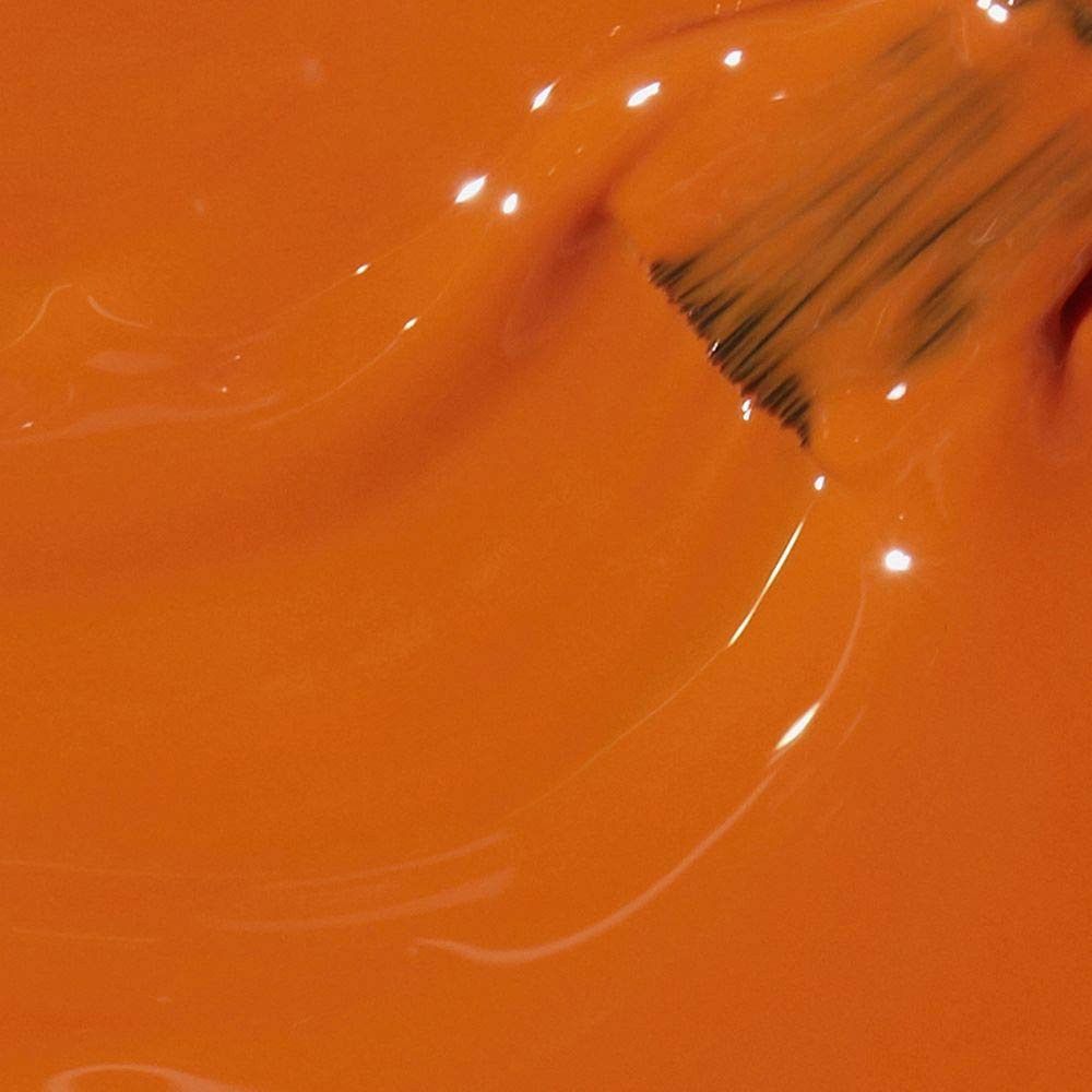 Vernis à ongles orange brillant. Pinceau visible dans le vernis.