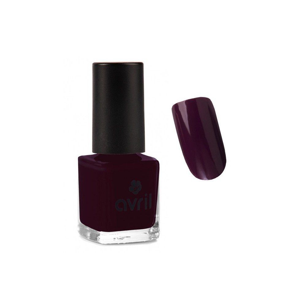 Donkerrode nagellak in vierkante glazen fles met zwarte dop. Daarnaast een gelakte nagel. Logo "avril".
