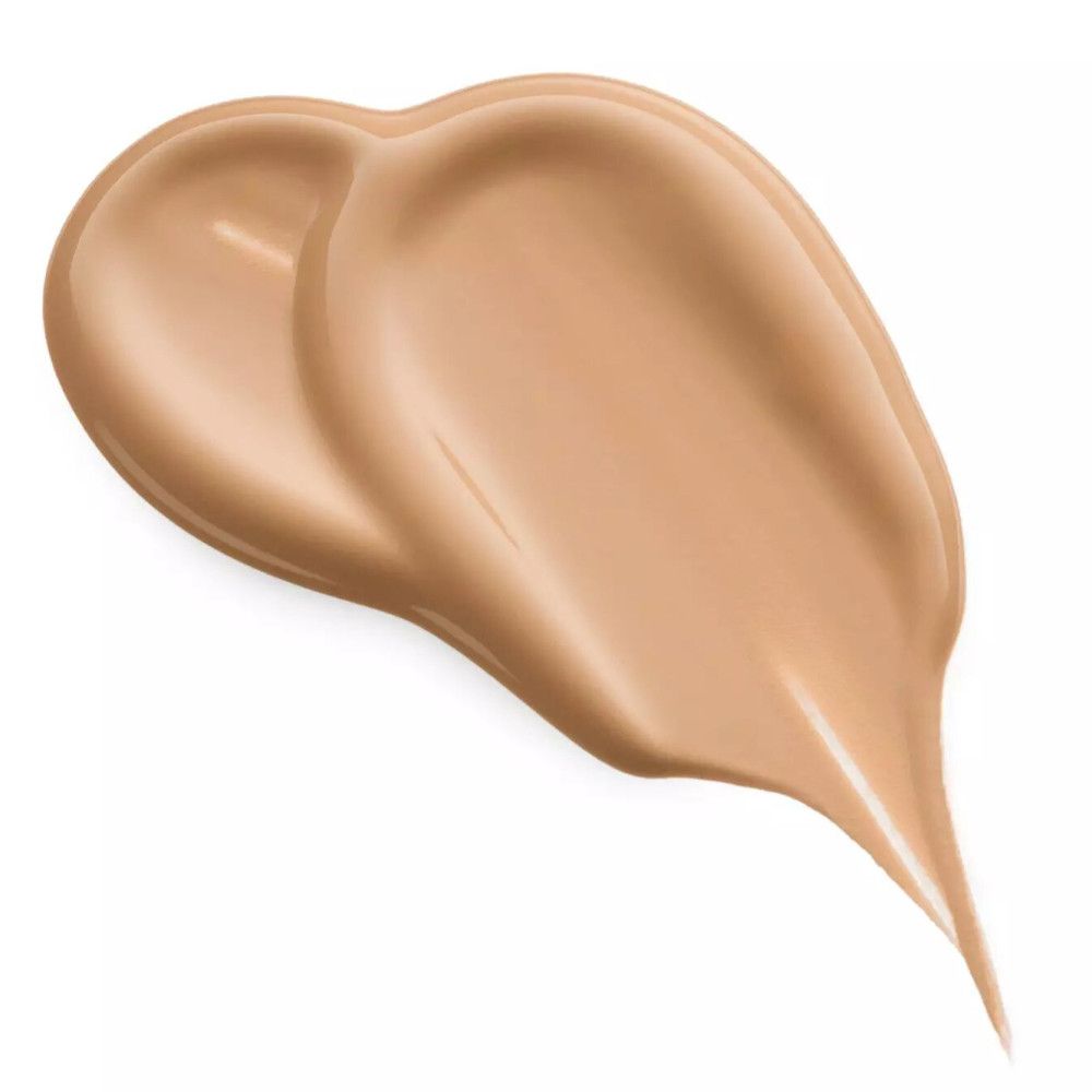 Échantillon de correcteur étalé. Teinte brun clair. Texture brillante. Sur fond blanc.