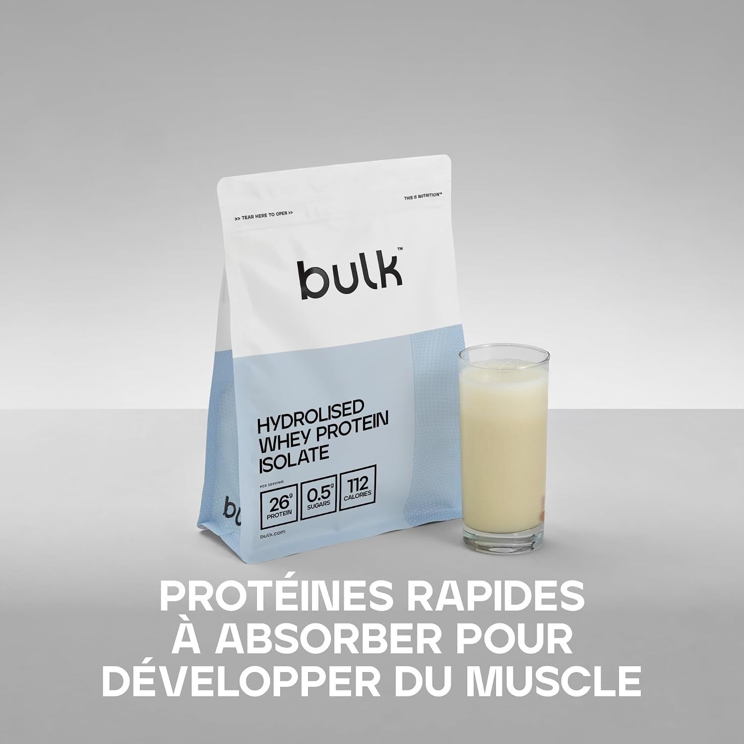 Un paquet de Bulk Hydrolised Whey Protein Isolate à côté d'un verre contenant la boisson.