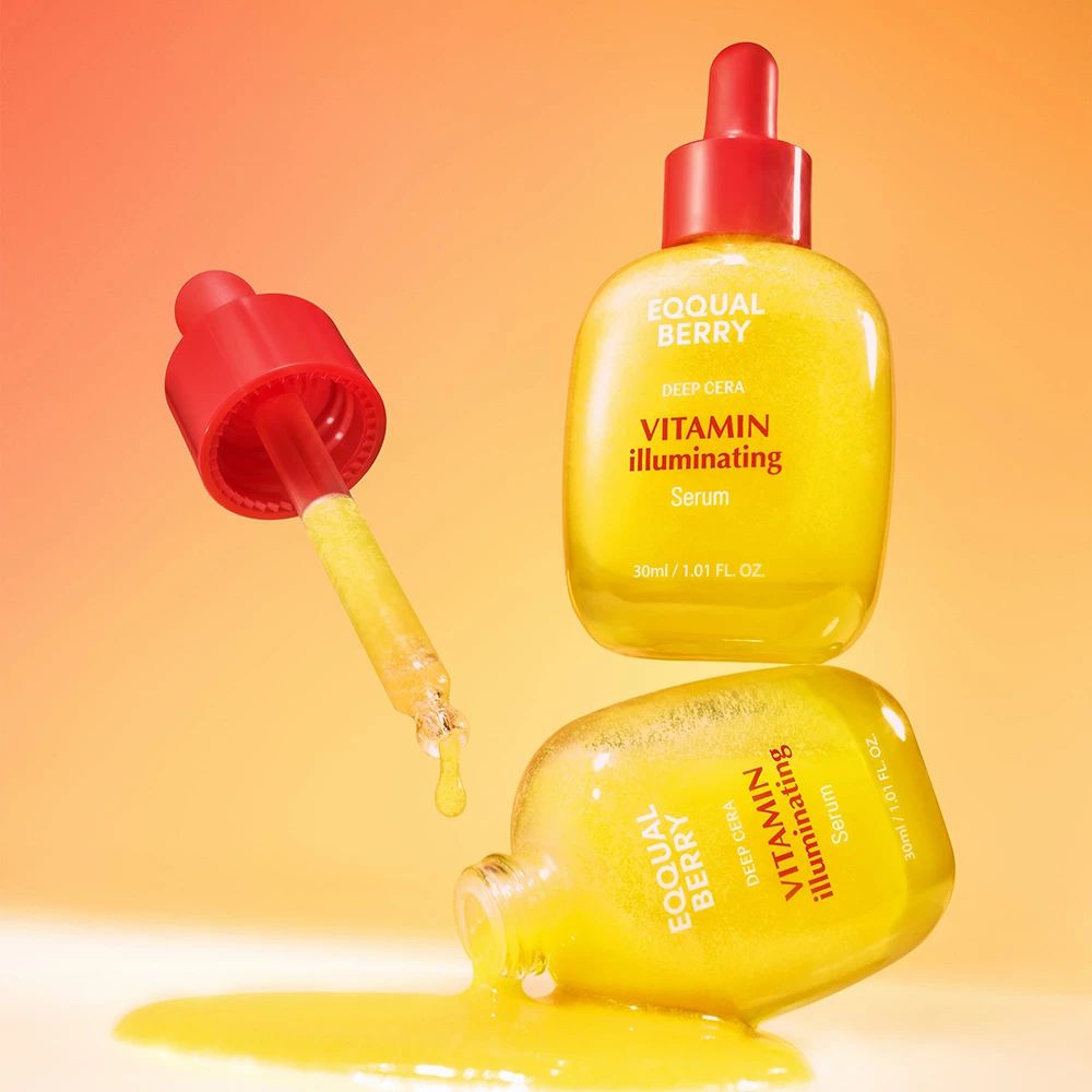 Gele flessen met serum. Opschrift: EQQUAL BERRY, Vitamin illuminating Serum. 30ml/1.01 FL. OZ. Een fles ligt.