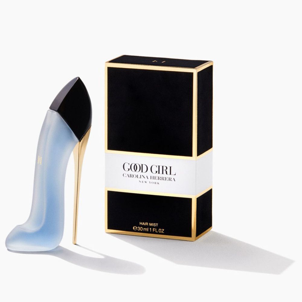Lichtblauw parfum in de vorm van een pump, naast een zwarte doos met gouden accenten. Opschrift: Good Girl.