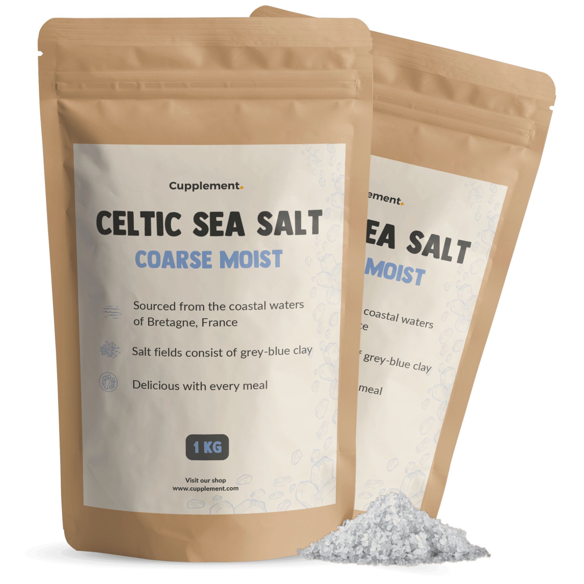 Twee zakken Cupplement® Keltisch zeezout, grof, vochtig. Bruine papieren verpakking met wit etiket. Zout ernaast.