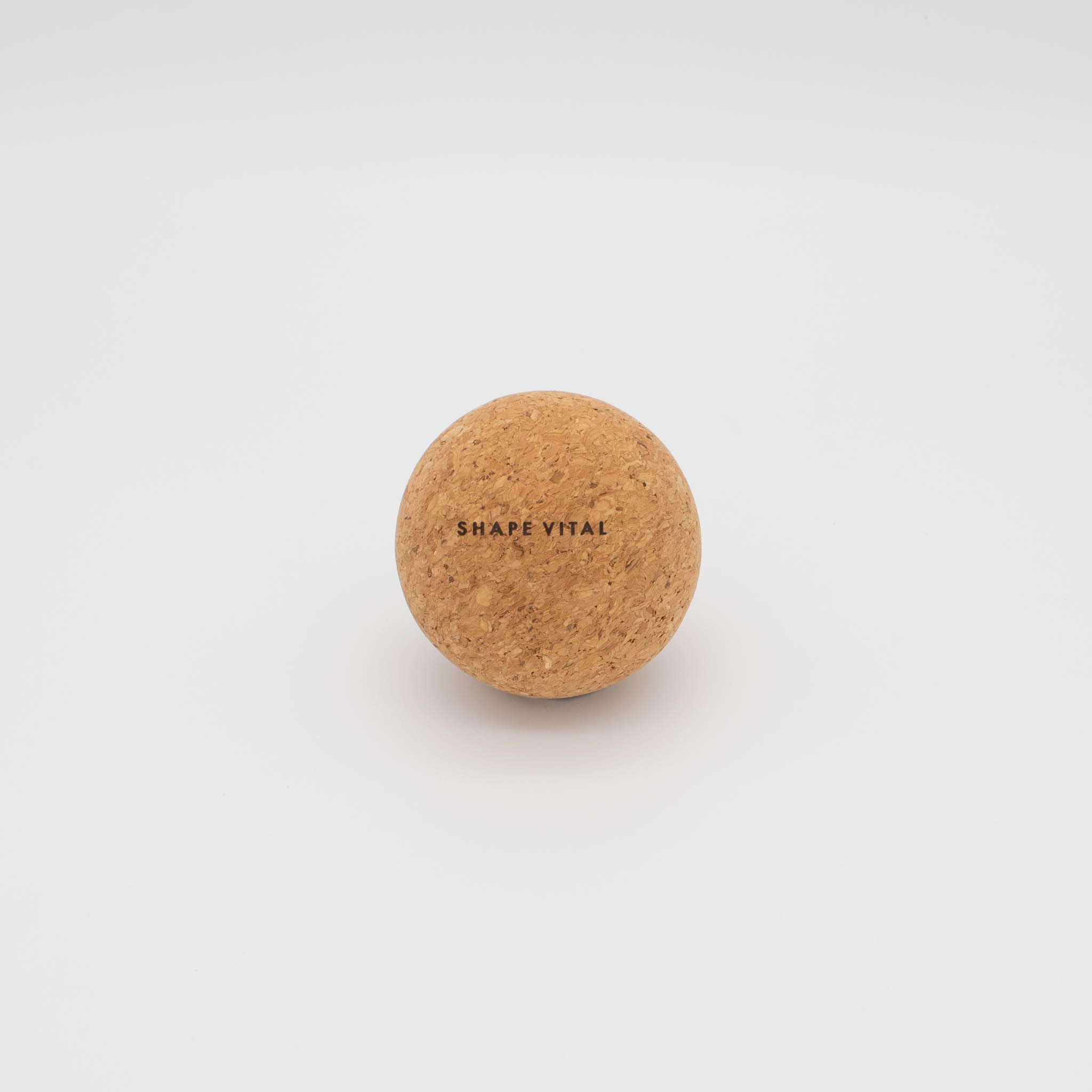 Balle en liège avec logo SHAPE VITAL. Liège naturel. Sur fond blanc.