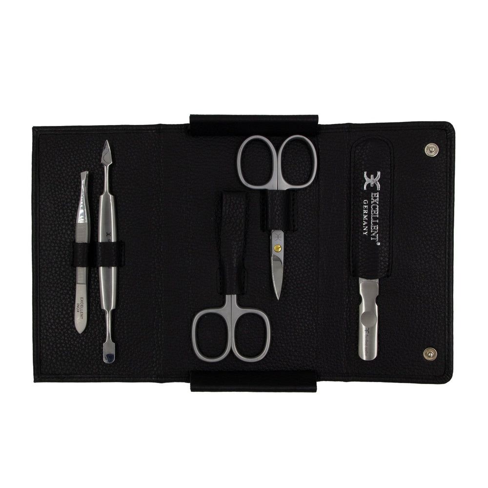 Zwarte etui, open. Bevat manicuregereedschap: schaar, pincet, bokkenpoot, nagelriemschuiver.