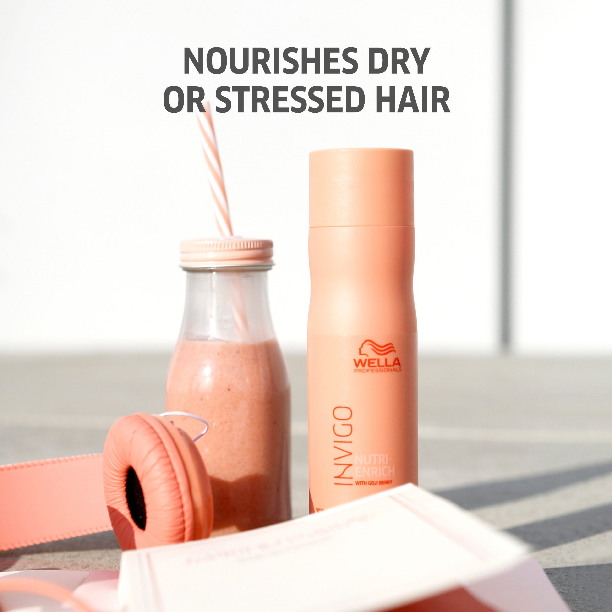 Bouteille et flacon de shampooing. Texte : Nourrit les cheveux secs ou abîmés. À côté d'une boisson et d'un casque.