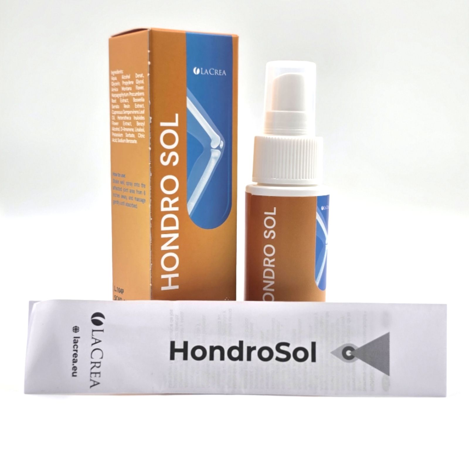 Productverpakking met fles en zakje. Oranje-bruine doos, witte sprayfles en zakje met productnaam. Tekst: "Hondro Sol".