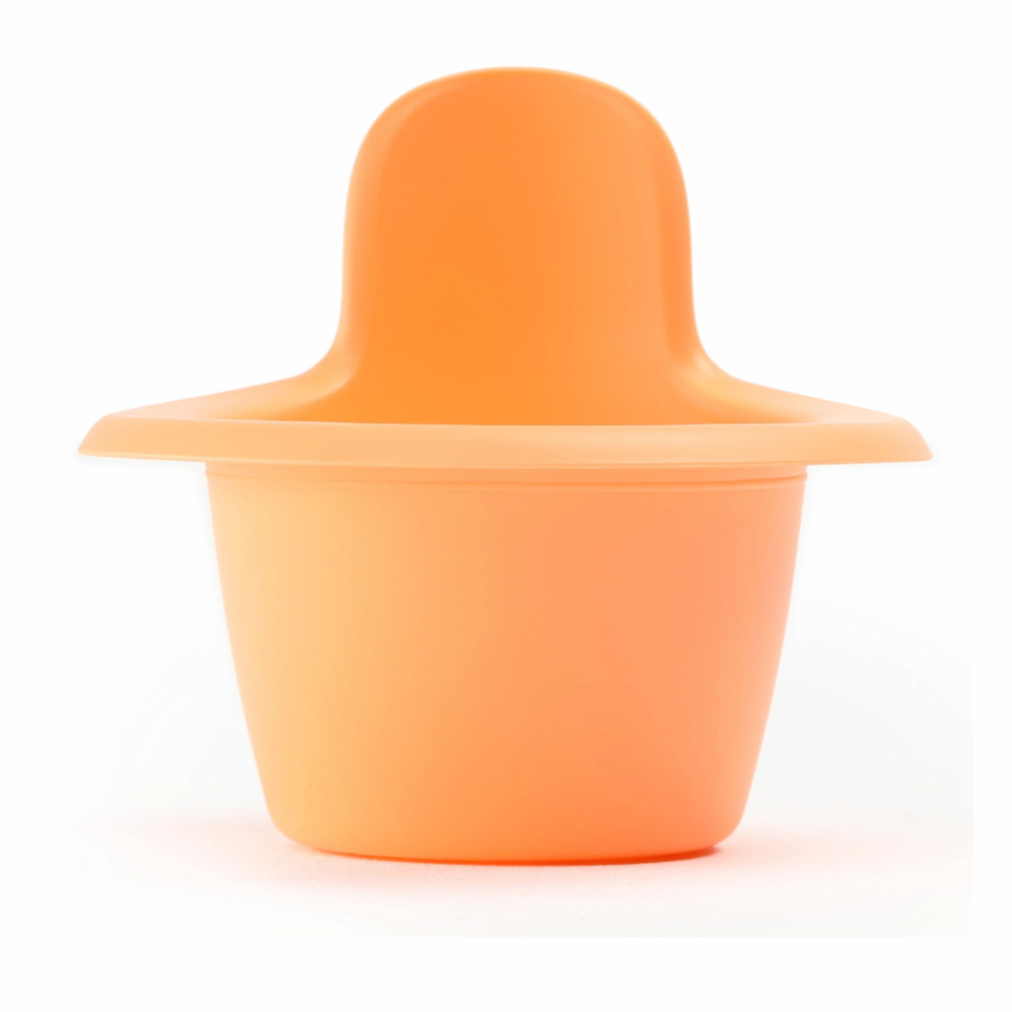 Pot pour bébé orange avec bord haut. En plastique. Sur fond blanc.