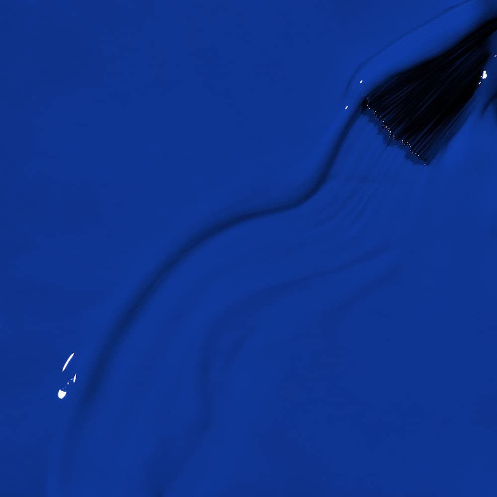 Blauwe nagellak met penseel. Het penseel is in de lak gedompeld.