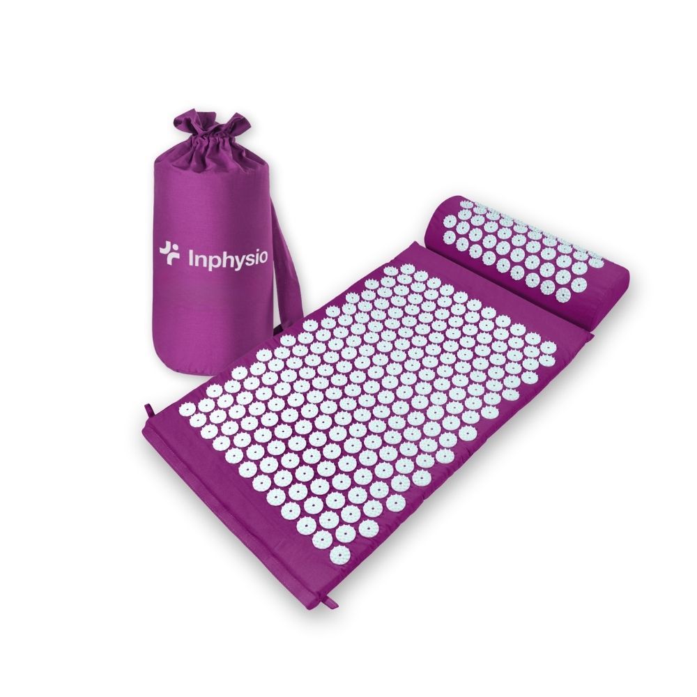 Paarse acupressuurset, mat en kussen met witte punten. Paarse draagtas met logo.