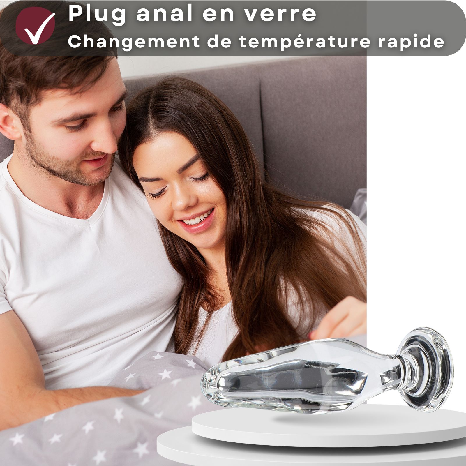 Plug anal en verre. Forme conique, surface transparente. Couple en arrière-plan.