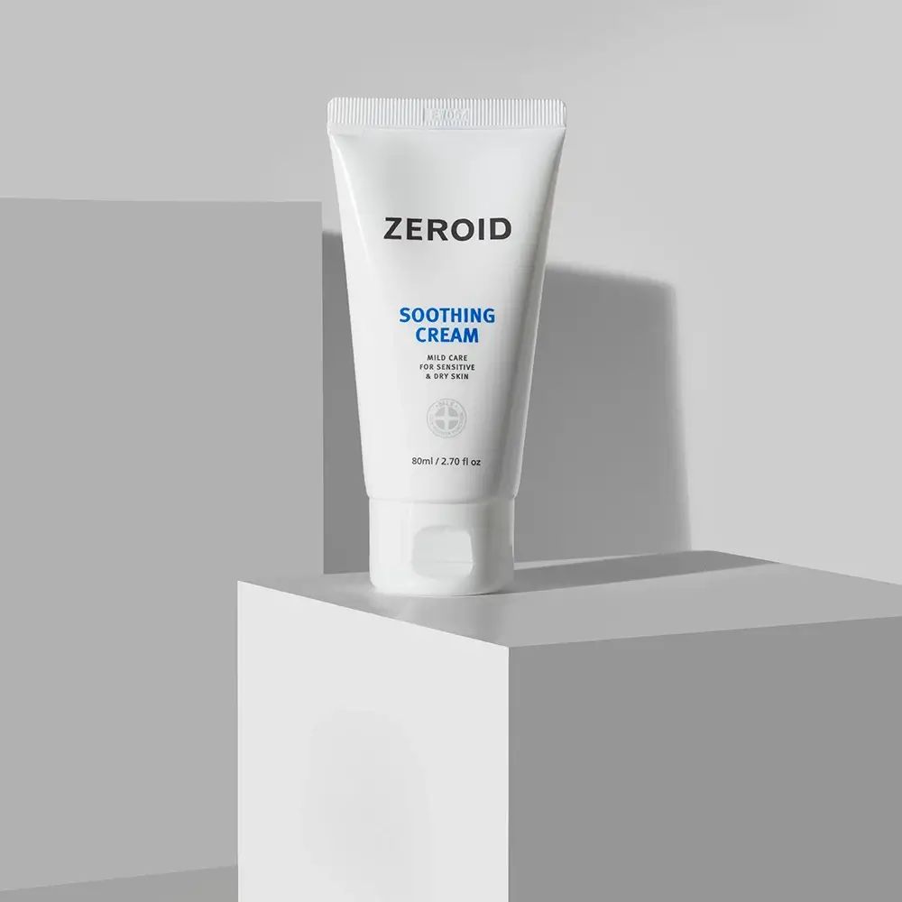 Tube blanc ZEROID Soothing Cream sur socle blanc. Écriture bleue. Pour peaux sensibles.