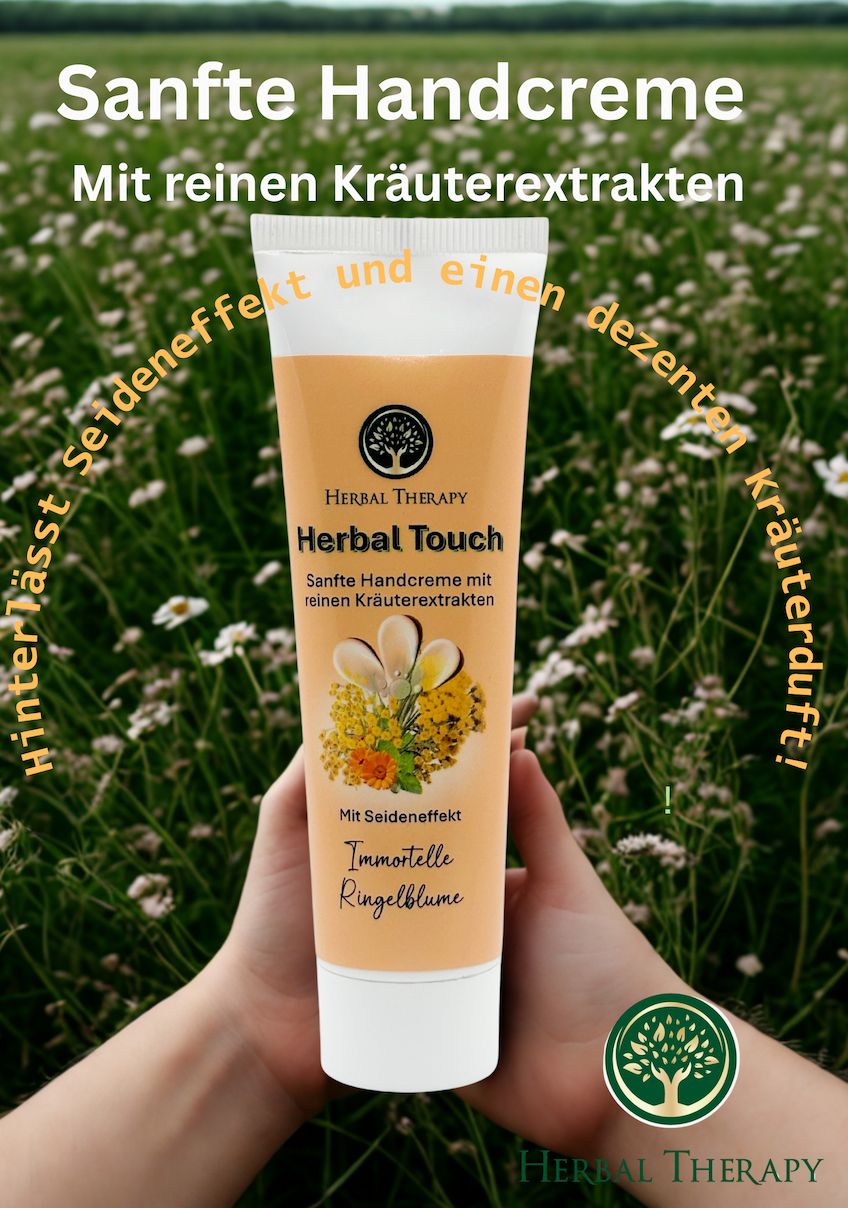 Mains tenant un tube de crème. Texte : Herbal Therapy, Herbal Touch, Sanfte Handcreme mit Kräuterextrakten. Fond : prairie fleurie.