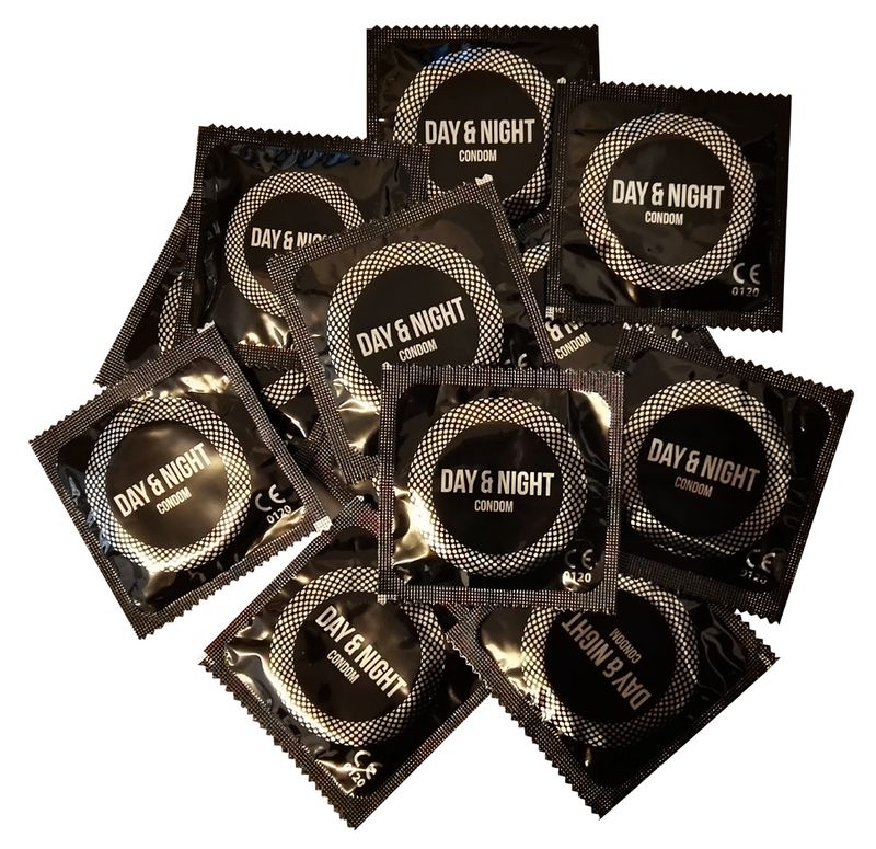 Plusieurs préservatifs emballés individuellement. Inscription : Day & Night Condom. Marquage CE. Emballage noir avec impression argentée.
