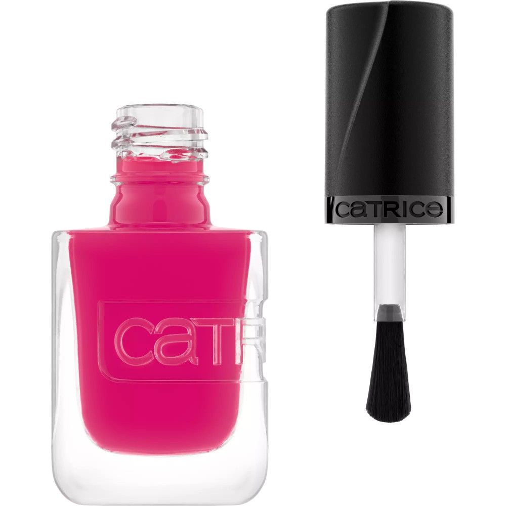 Flacon de vernis à ongles avec pinceau. Vernis rose. Bouchon noir avec inscription "catrice". Flacon en verre transparent.
