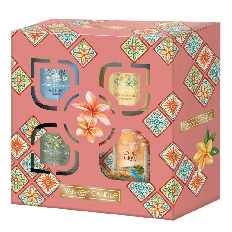 Coffret cadeau Yankee Candle. Boîte rose avec motifs floraux et découpes. Quatre bougies votives visibles.