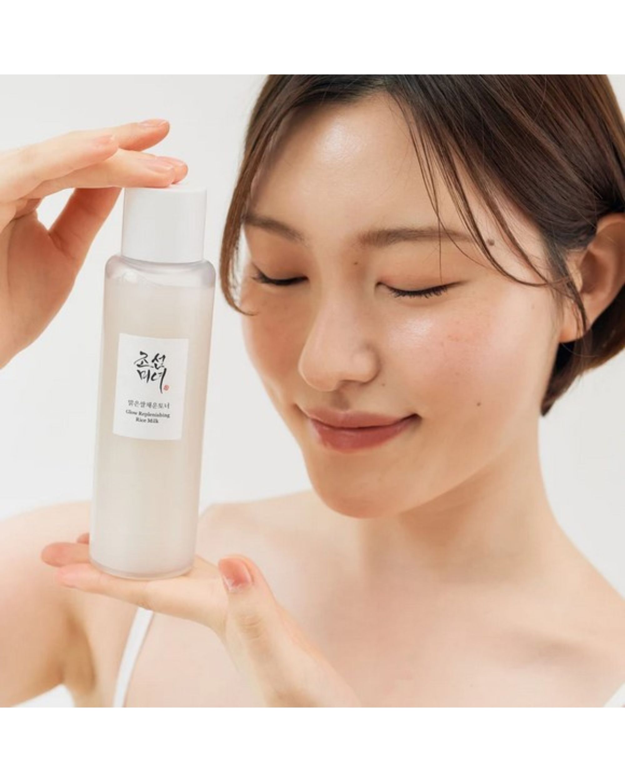 Flacon transparent à bouchon blanc. Étiquette avec texte coréen et anglais. Femme tenant le flacon.