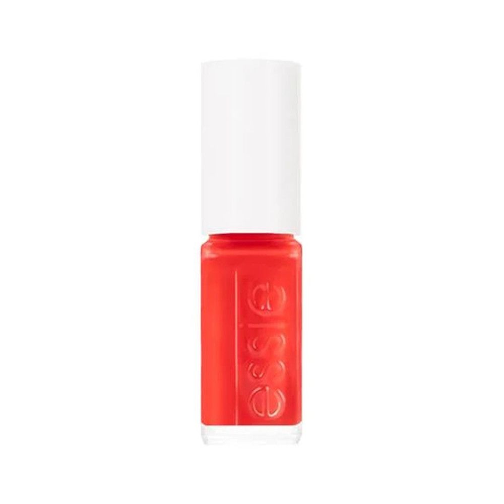 Mini vernis à ongles Essie rouge, bouchon blanc. Logo Essie visible.