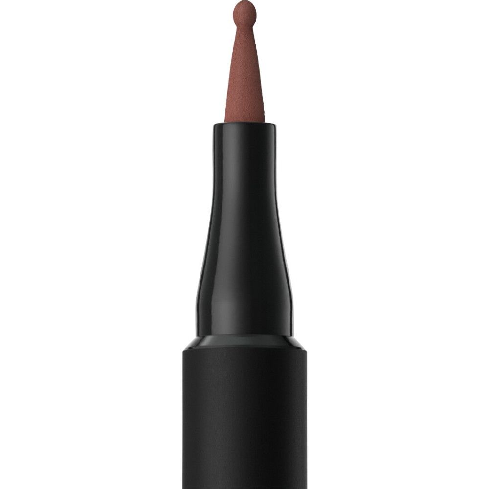 Bruine lipliner applicator met een puntige punt en een zwart handvat.