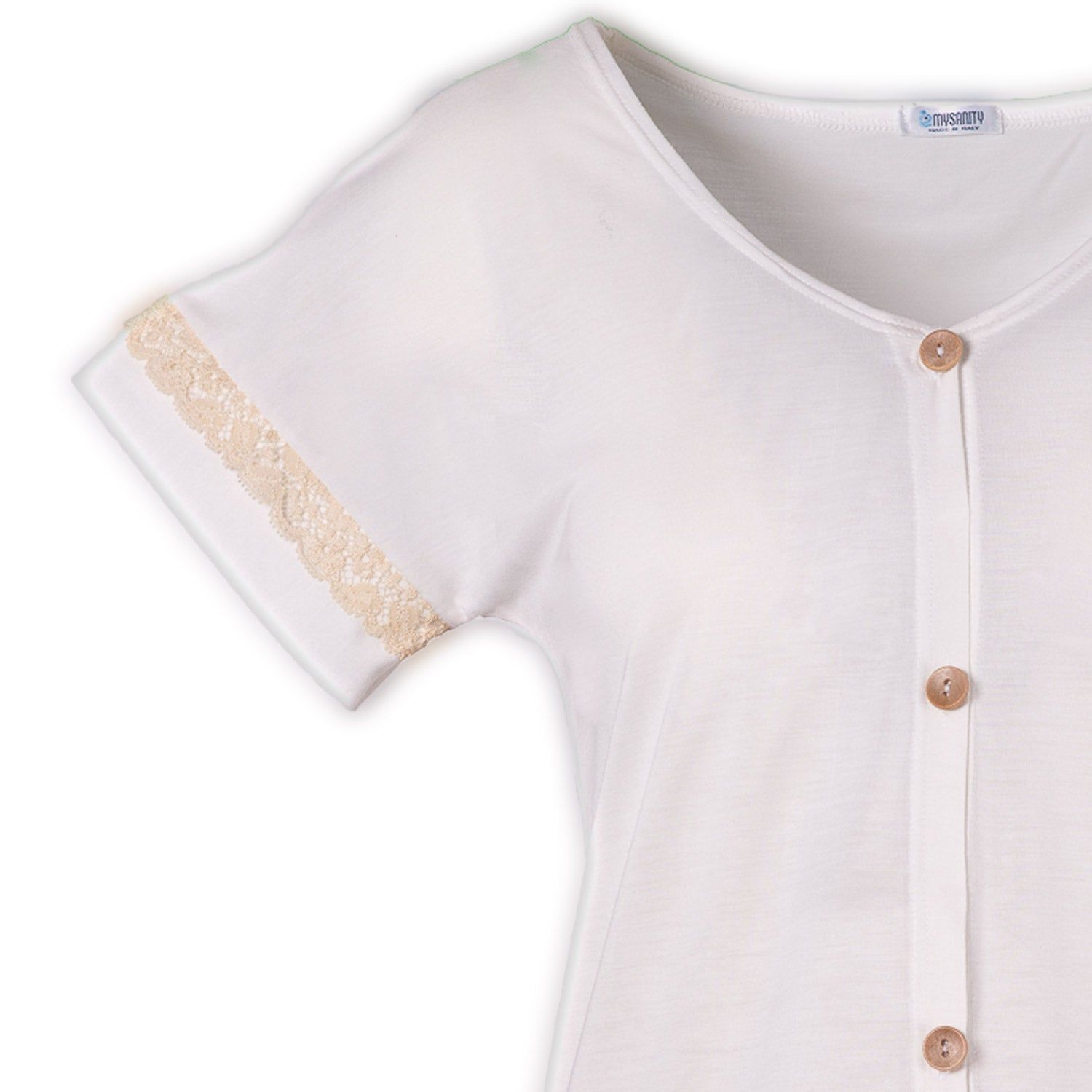 Gros plan sur la chemise de naissance en bambou ivoire avec dentelle. Manches courtes, boutons, dentelle.