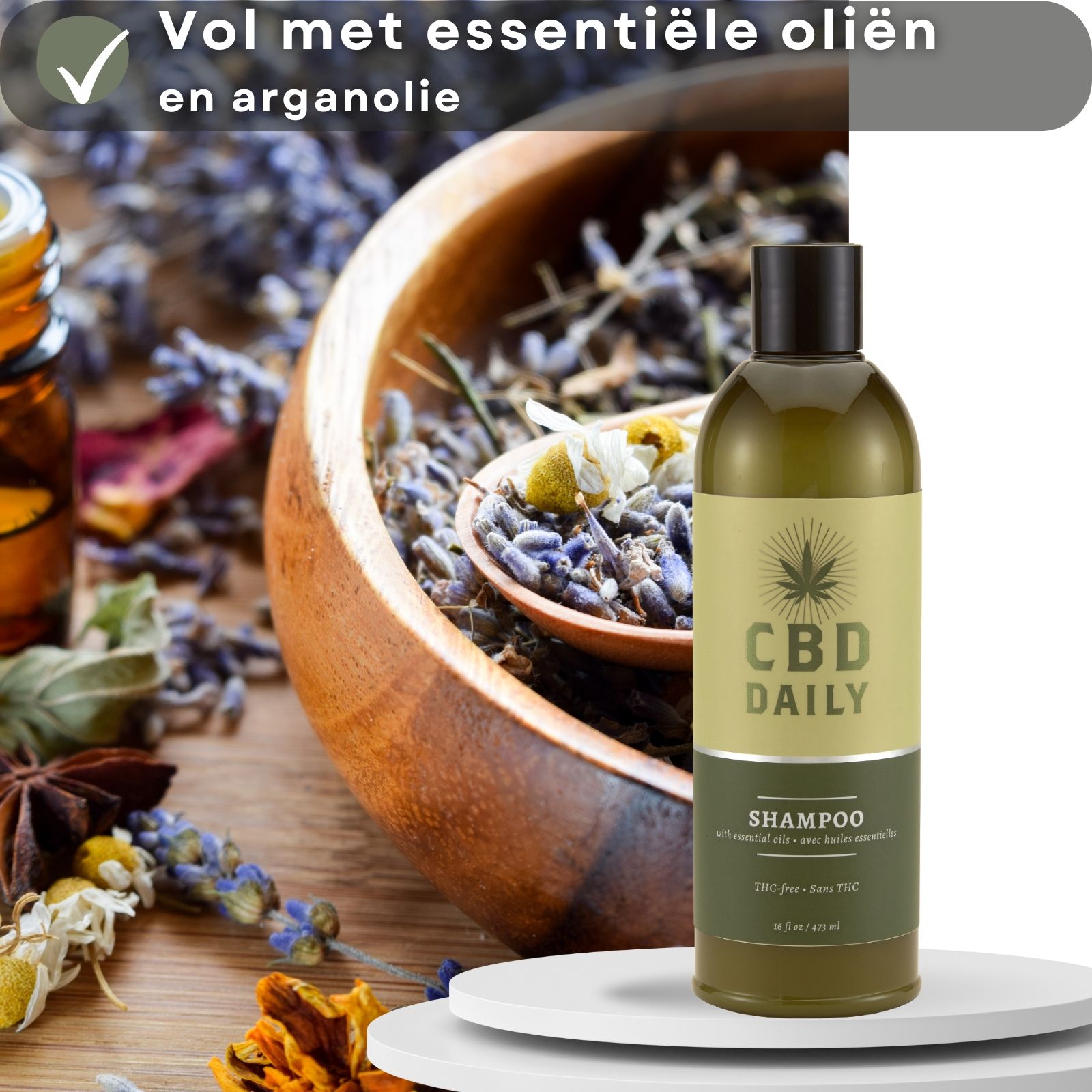 Fles CBD-shampoo. Tekst: Vol met essentiële oliën en arganolie.