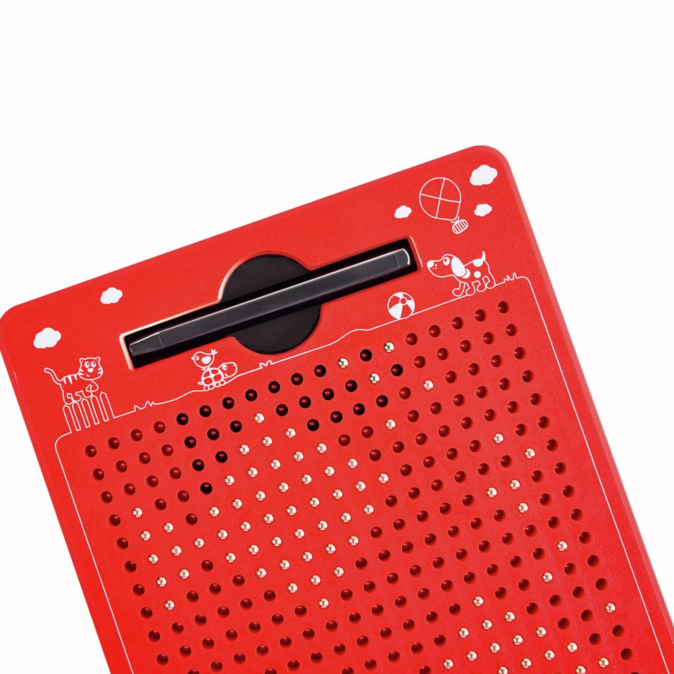 Close-up van de rode Hape magnetische tekentafel. Zwarte pen in houder. Witte illustraties. Hape logo.