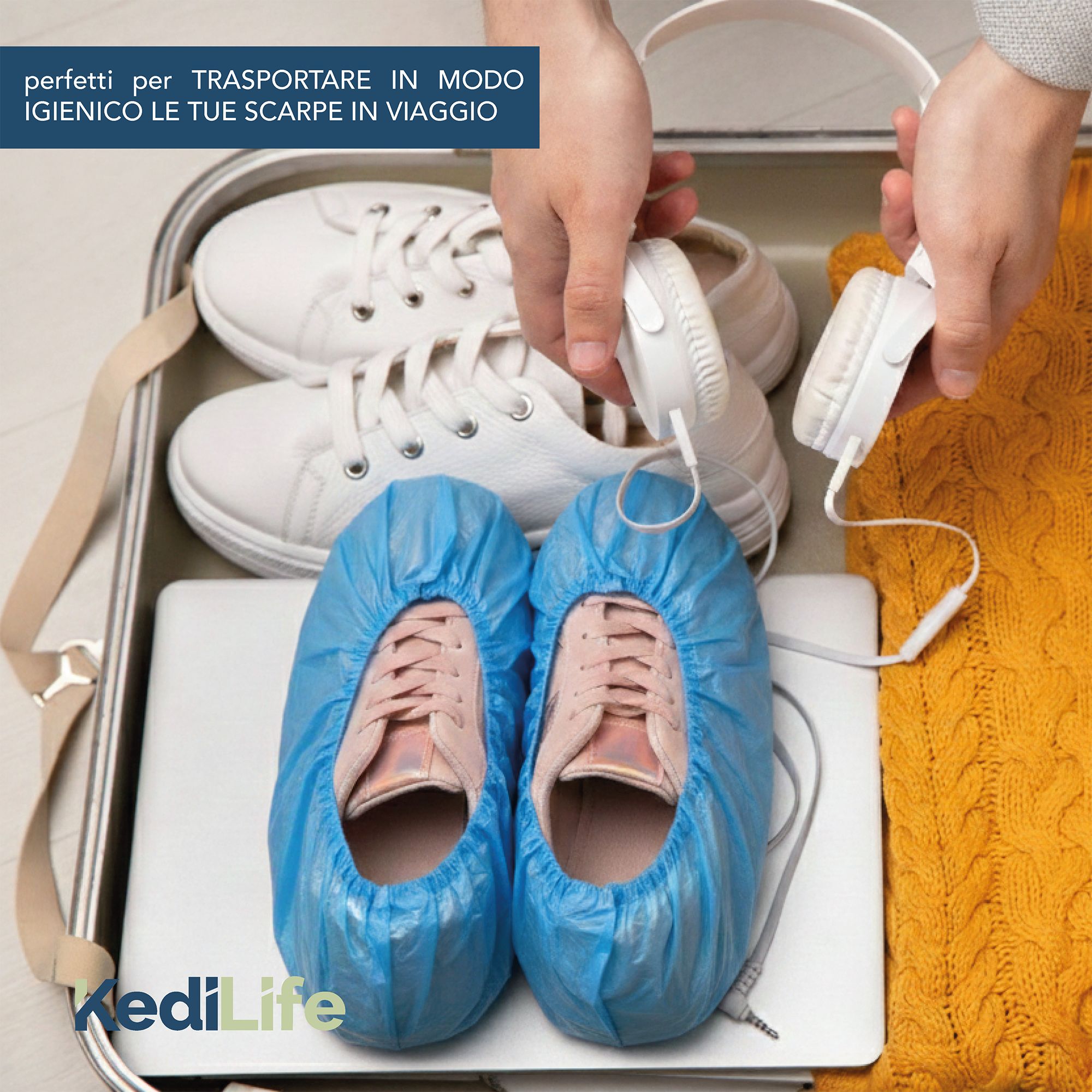 Schoenen met blauwe overschoenen in een koffer. Daarnaast een koptelefoon en laptop.