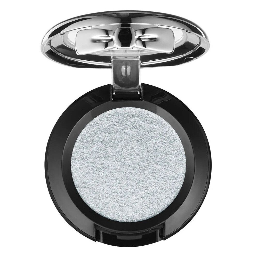 Fard à paupières argenté dans un boîtier noir rond, couvercle argenté ouvert.