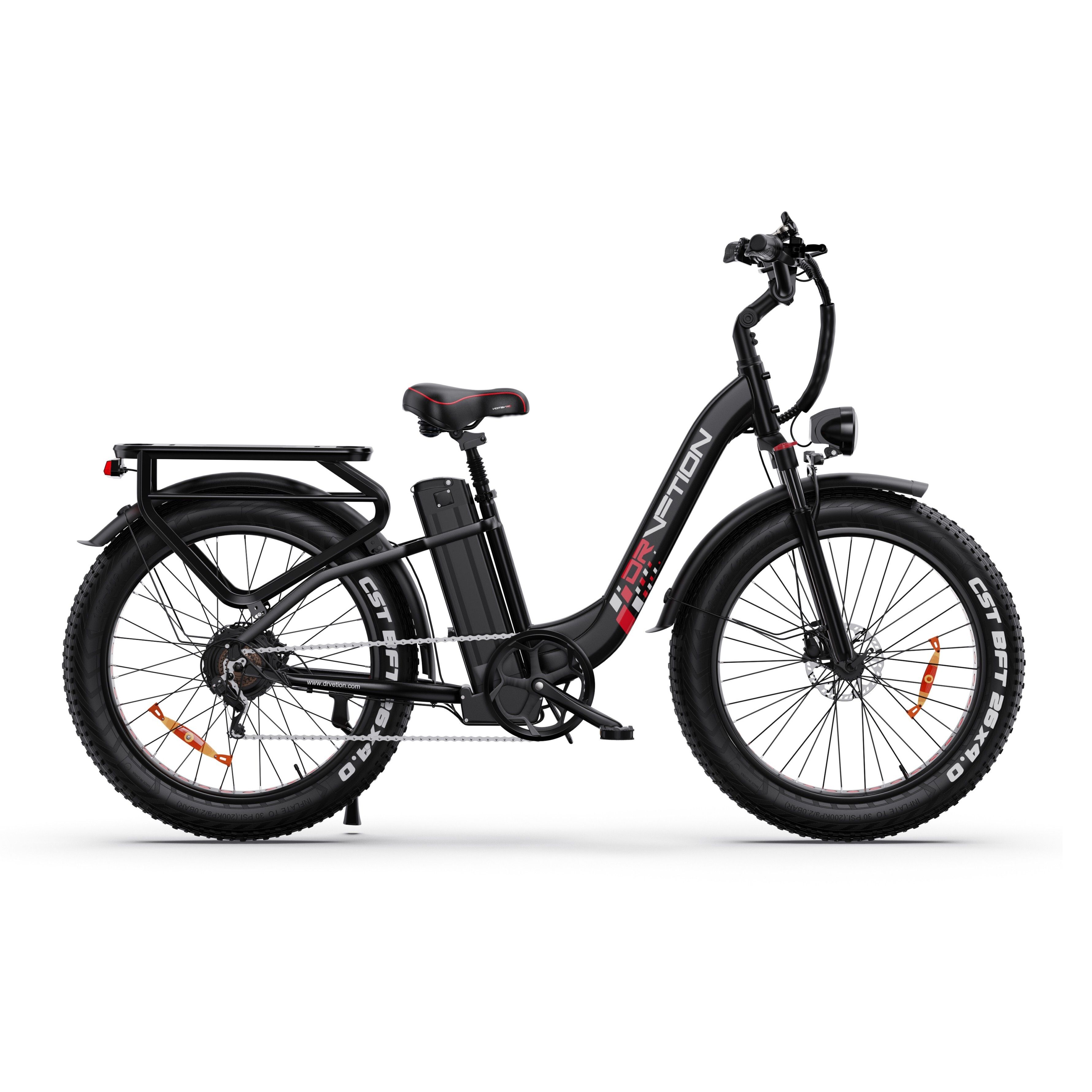 Zwarte e-bike met rode accenten. Brede banden, bagagedrager, koplamp en zadel. DRVETION-logo.