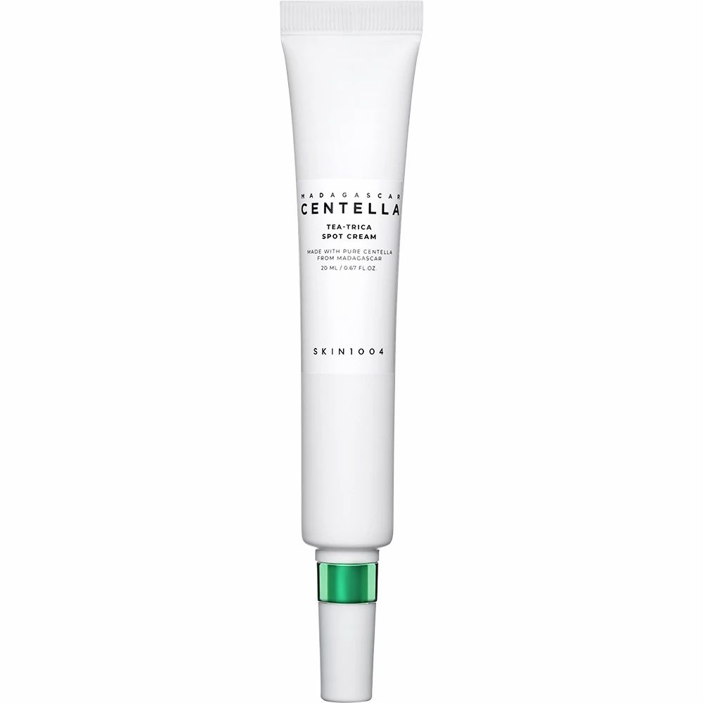 Witte tube met groene applicator. Tekst: MADAGASCAR CENTELLA, TEA-TRICA SPOT CREAM. Productnaam en merk zichtbaar.