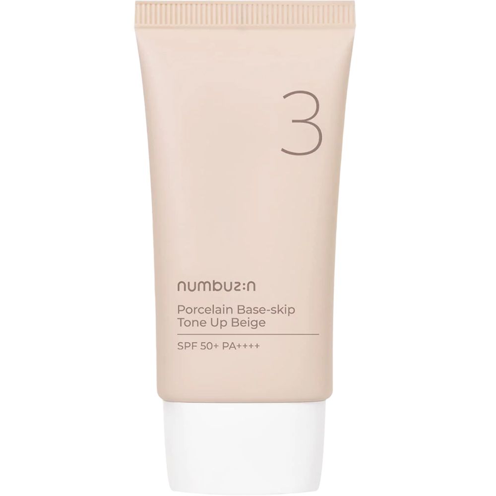 Tube beige avec bouchon blanc. Inscription : n:umbuz:in, Porcelain Base-skip, Tone Up Beige, SPF 50+ PA++++. Grand chiffre 3.
