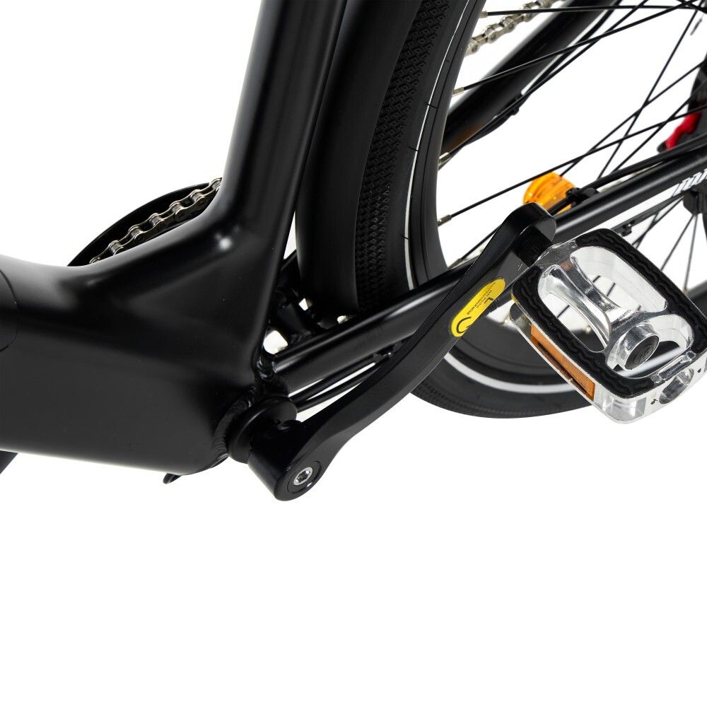 Vue détaillée de la pédale et de la manivelle d'un vélo électrique noir.