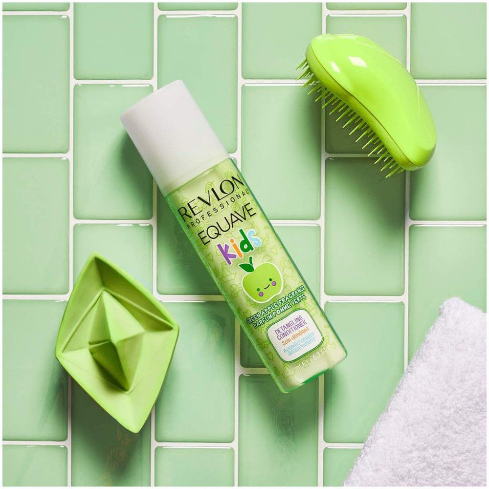 Flacon vert, peigne vert, récipient vert et serviette. Texte: Revlon Professional Equave Kids.