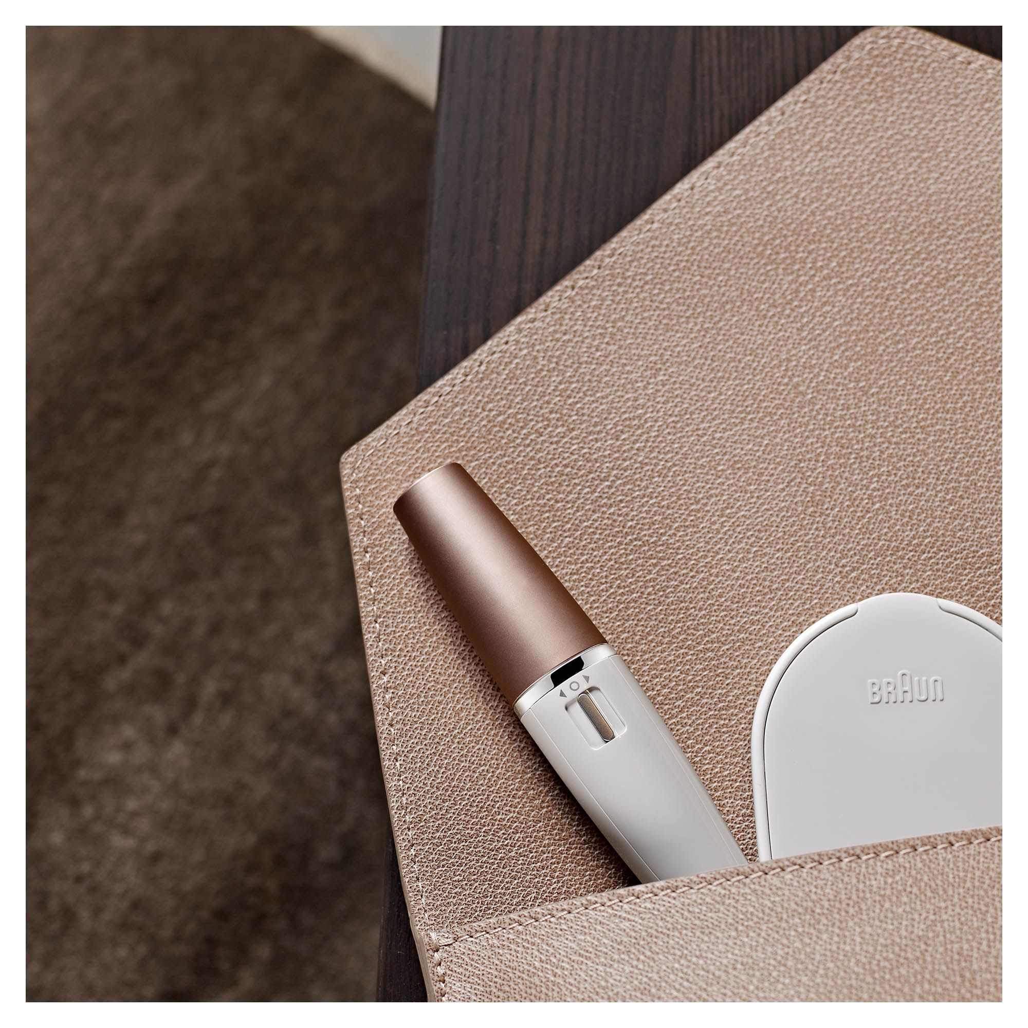 Braun FaceSpa épilateur dans une trousse de toilette.
